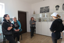 Grupa osób w pomieszczeniu 