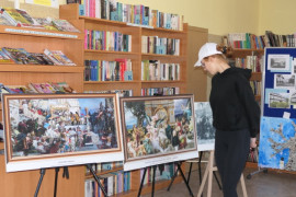 Osoba podczas oglądania obrazów
