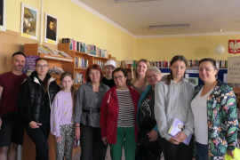 Grupa osób na wspólnym zdjęciu 