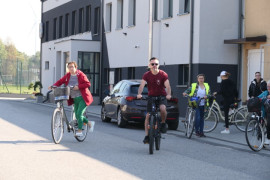 Grupa osób na rowerach 