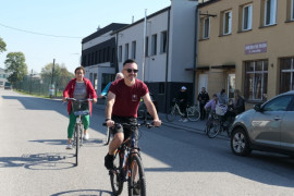 Mężczyzna i kobieta jadą na rowerach 