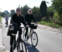 Młode kobiety jadą rowerami 