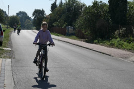 Dziewczynka jedzie na rowerze