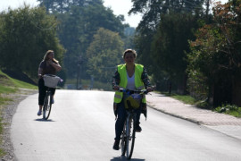 Dwie kobiety jadą na rowerach 