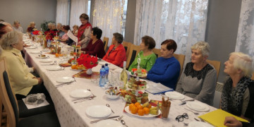 Grupa kobiet siedzi przy stole