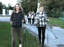 Dwie kobiety podczas marszu Nordic Walking