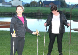 Uczestniczki marszu Nordic Walking podczas rozgrzewki 