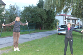 Dwie kobiety podczas rozgrzewki przed marszem Nordic Walking