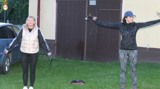 Uczestniczki marszu Nordic Walking podczas rozgrzewki 