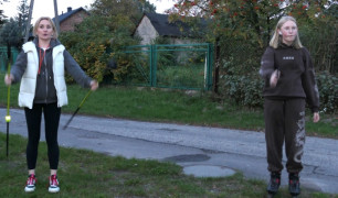 Uczestniczki marszu Nordic Walking podczas rozgrzewki 