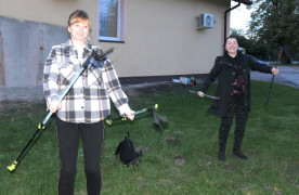 Uczestniczki marszu Nordic Walking podczas rozgrzewki 