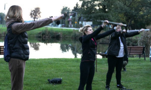 Uczestniczki marszu Nordic Walking podczas rozgrzewki 
