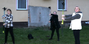 Uczestniczki marszu Nordic Walking podczas rozgrzewki 