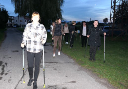 Grupa kobiet podczas marszu z kijkami 