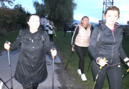 Grupa kobiet podczas marszu Nordic Walking