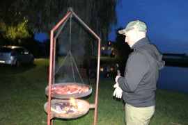 Mężczyzna przy grillu