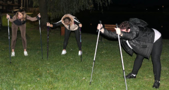 Uczestniczki Nordic Walking podczas rozgrzewki przez spacerem z kijkami 