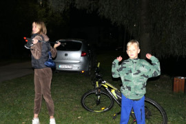 Uczestnicy marszu Nordic Walking podczas rozgrzewki 