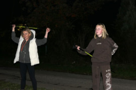 Uczestniczki maszu Nordic Walking podczas rozgrzewki 