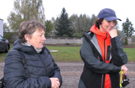 Dwie kobiety stojące obok siebie. Obie są uczestniczkami marszu Nordic Walking 
