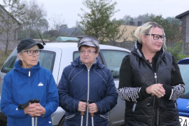 Trzy panie stoją obok siebie. Panie trzymają w dłoniach kijki Nordic Walking 