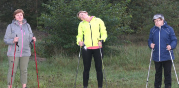 Uczestniczki marszu Nordic Walking podczas rozgrzewki 