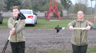 Kobieta i chłopiec podczas rozgrzewki przed marszem Nordic Walking 