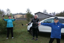 Grupa kobiet podczas rozgrzewki przed marszem Nordic Walking 