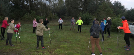 Uczestniczki marszu Nordic Walking podczas rozgrzewki 