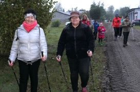 Grupa osób podczas marszu Nordic Walking 