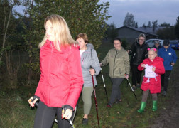 Grupa kobiety podczas marszu z kijkami 