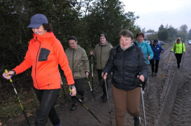 Grupa kobiet podczas marszu z kijkami 