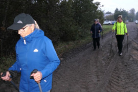 Grupa kobiet podczas marszu z kijkami  