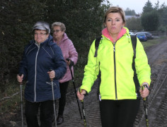 Trzy kobiety podczas marszu Nordic Walking 
