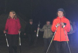 Grupa kobiet podczas marszu Nordic Walking 