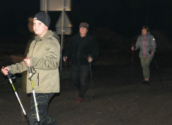 Chłopiec podczas marszu Nordic Walking 