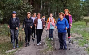 Grupa osób - uczestniczki marszu Nordic Walking