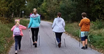 Cztery osoby podczas marszu z kijkami Nordic Walking 
