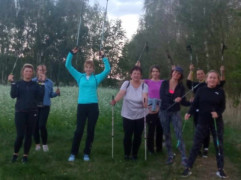 Uczestniczki marszu Nordic Walking. Kobiety trzymają w ręku kije NW