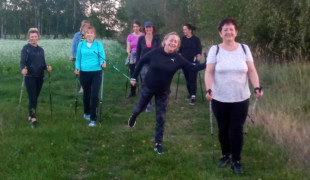 Grupa osób - uczestniczki marszu Nordic Walking