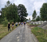 Grupa kobiet podczas marszu Nordic Walking