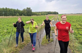 Grupa kobiet maszeruje z kijkami 