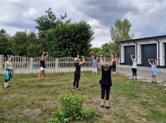 Grupa kobiet podczas rozgrzewki przed marszem Nordic Walking