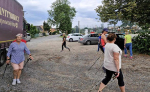 Grupa kobiet podczas rozgrzewki przed marszem Nordic Walking