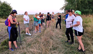 Panie podczas marszu Nordic Walking
