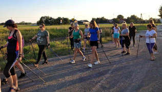 Panie podczas marszu Nordic Walking