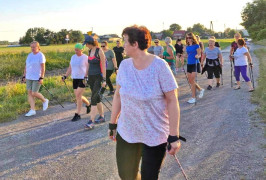 Panie podczas marszu Nordic Walking
