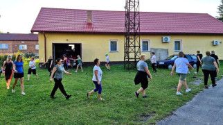 Panie w trakcie rozgrzewki przed marszem Nordic Walking
