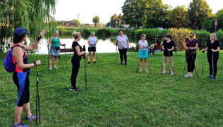 Panie podczas rozgrzewki przed marszem Nordic Walking