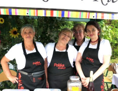 Cztery panie stoją obok siebie